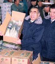 Obuchi visits early morning Tsukiji market